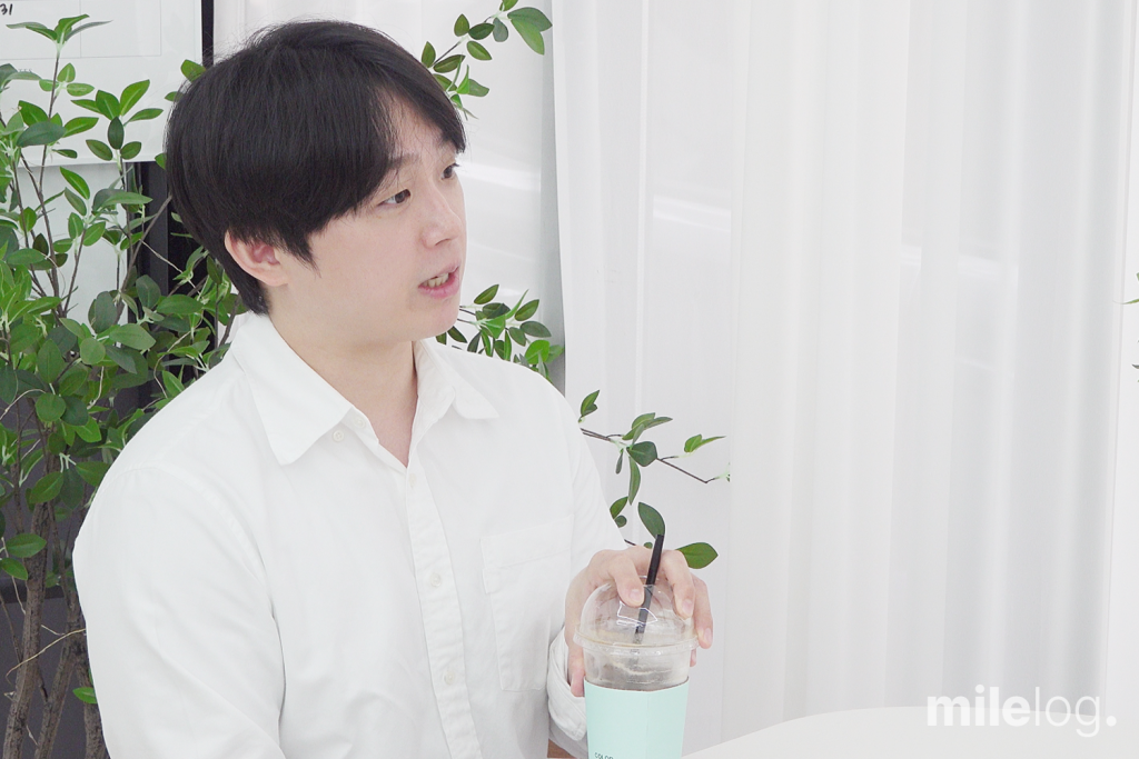 안효상 회계사가 업무 경험과 성장에 대해 진지하게 설명하는 모습