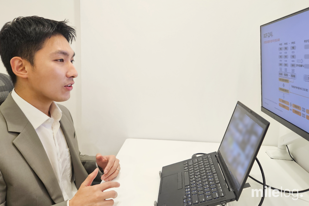 줌을 활용한 비대면 강의에서 스타트업 대표들과 실무 고민에 대해 질의응답을 나누는 장면