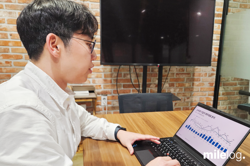 네이버 라운드업 리그 브랜드 성장 1:1 코칭을 진행 중인 한태준 회계사의 모습