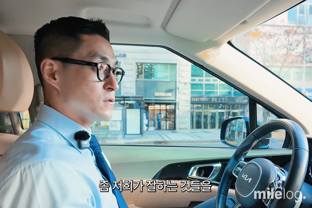 무신사 스튜디오를 방문하여 인터뷰를 진행 중인 회계법인 마일스톤 권순환 회계사의 모습