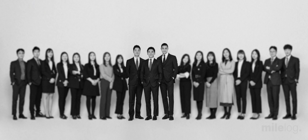 마일스톤의 과거 단체 사진과 성장 과정을 보여주는 스크린샷