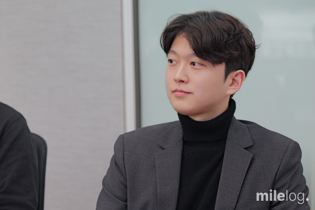 마일스톤 문형준 회계사가 스타트업의 미래 추정 손익 모델에 대해 컨설팅하는 모습