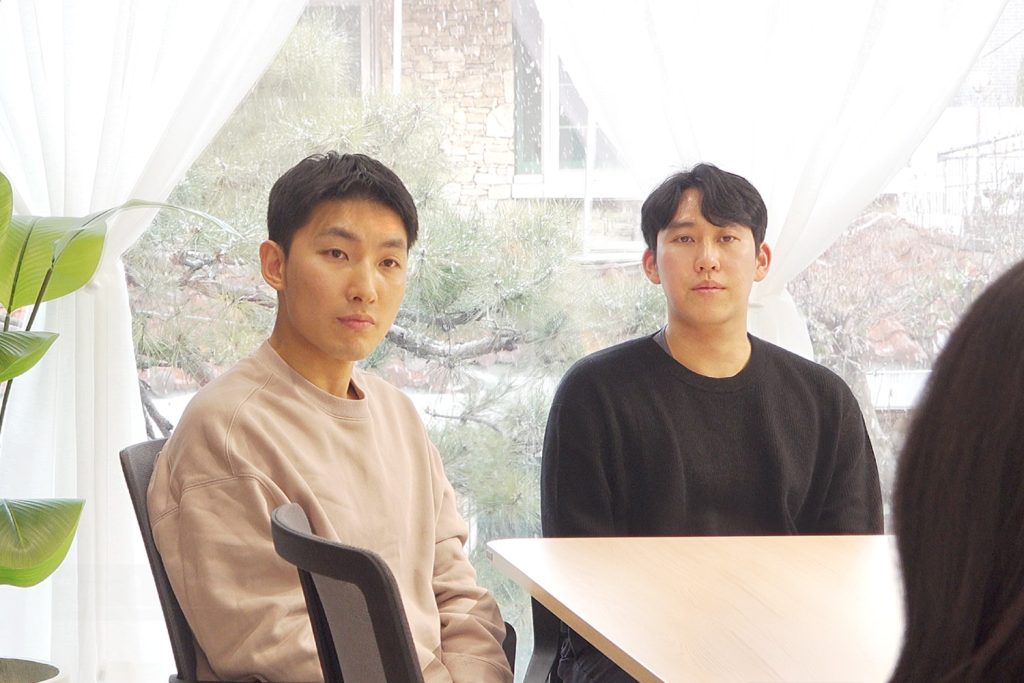 함께 나란히 앉아 인터뷰에 응하고 있는 두 회계사의 모습
