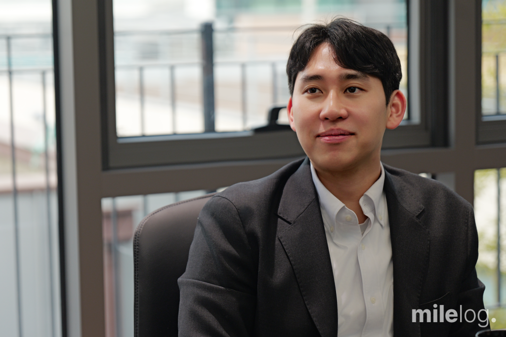 마일스톤 한태준 회계사가 스타트업 관계자에게 재무 컨설팅 내용을 설명하고 있는 모습