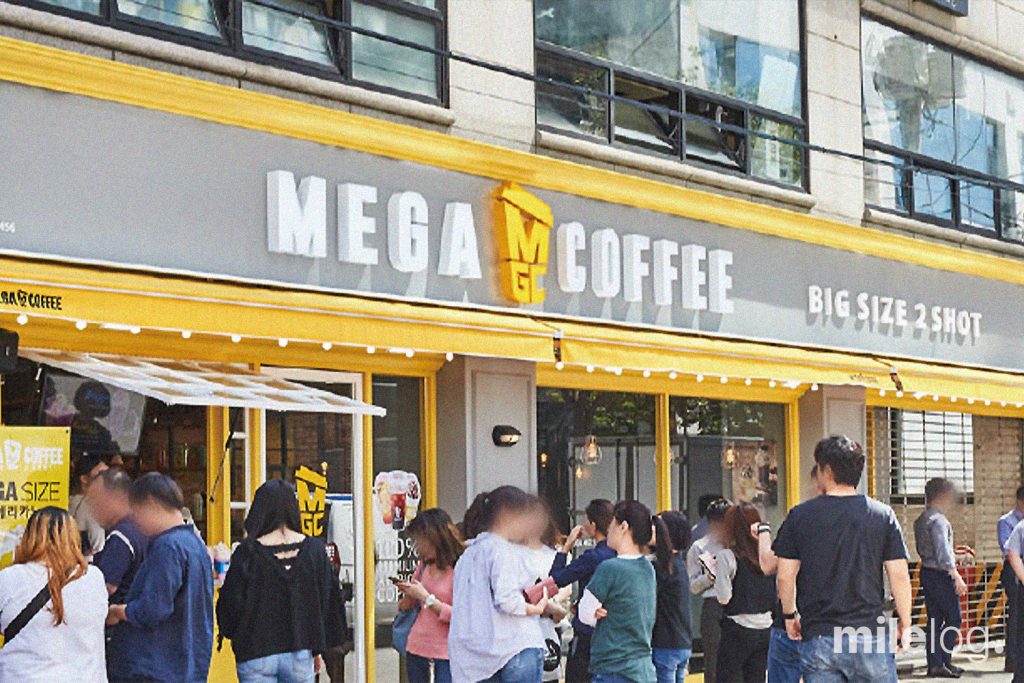 도심 속에 위치한 스타벅스 매장 외관과 주변 거리 풍경