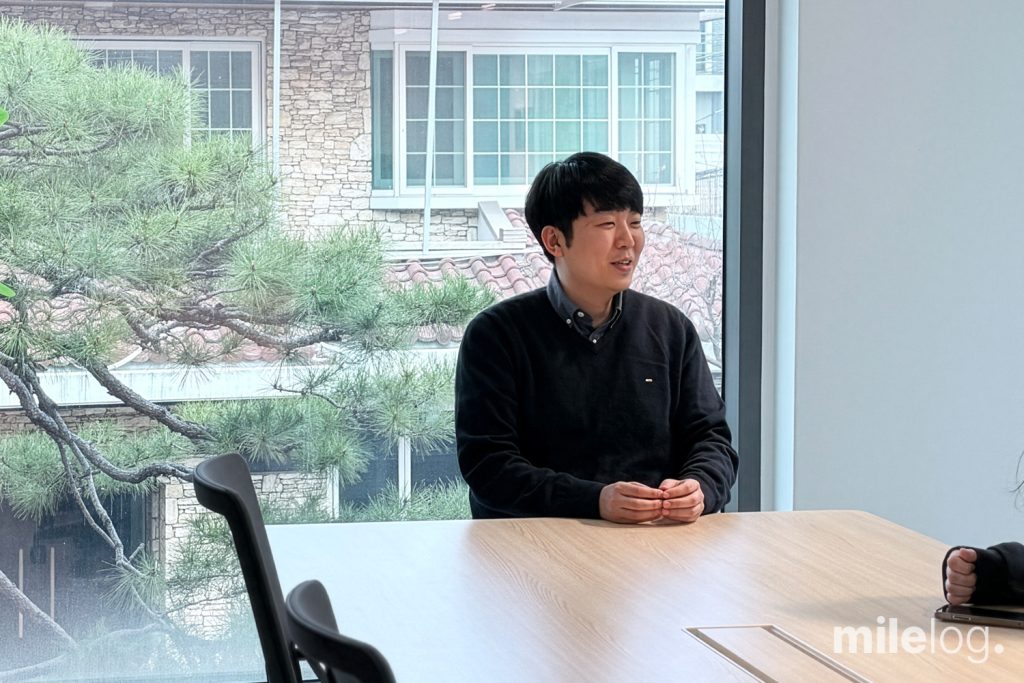 마일스톤 이성호 회계사가 인터뷰를 위해 포즈를 취하고 있는 모습