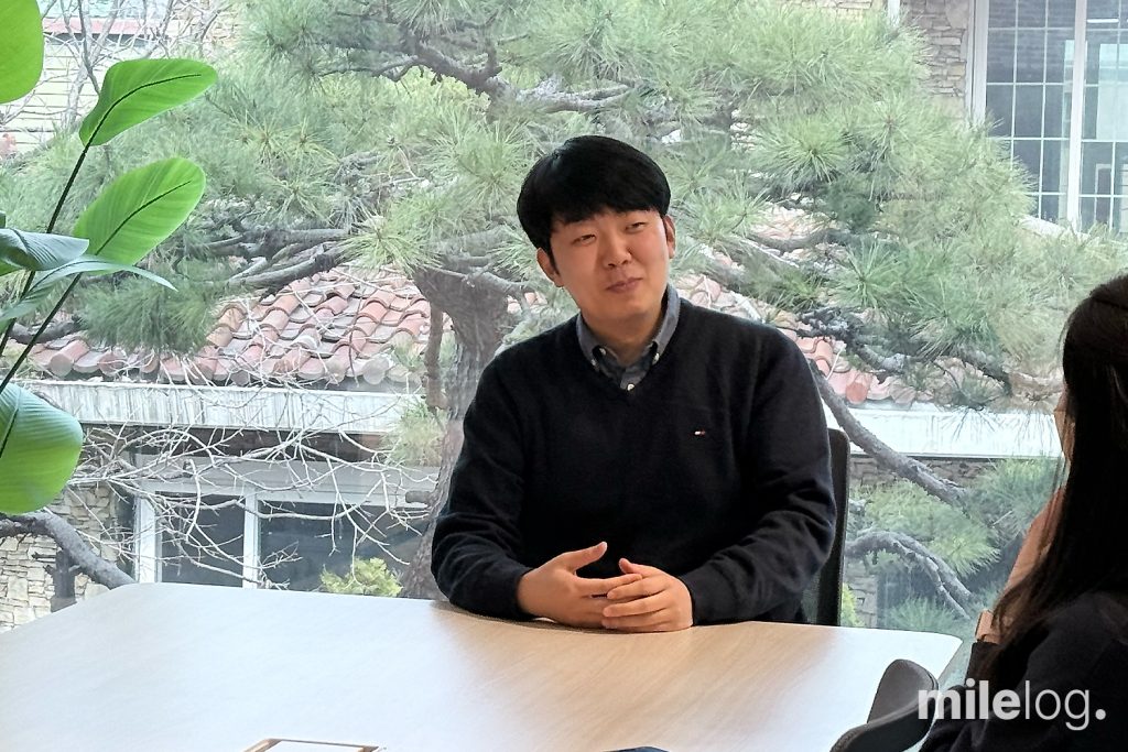 이성호 회계사가 업무 경험과 커리어 전환에 대해 설명하는 모습
