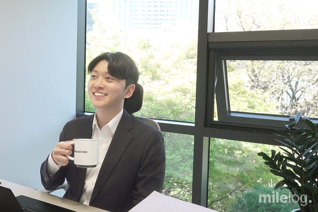 마일스톤 사무실에서 인터뷰에 응하고 있는 문형준 회계사의 모습