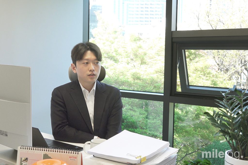 업무에 대해 설명하며 미소 짓는 문형준 회계사