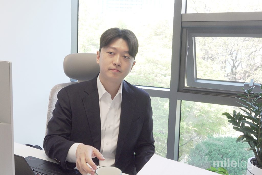 신뢰감 있는 모습으로 카메라를 응시하는 문형준 회계사 프로필 사진