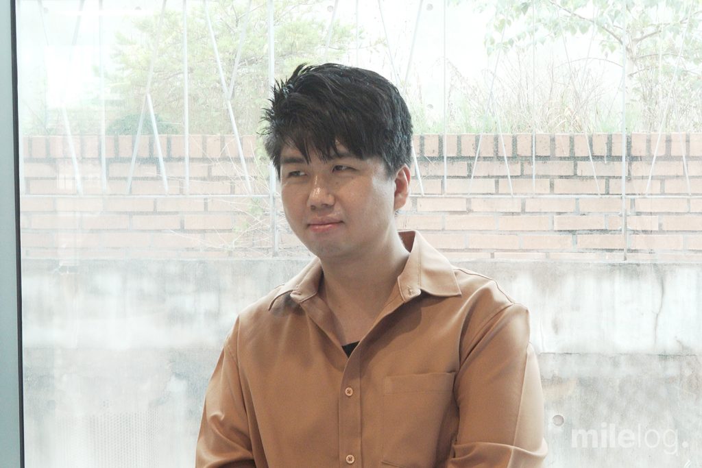 마일스톤 경영지원팀 김상기 과장이 인터뷰에 응하며 미소 짓고 있는 모습