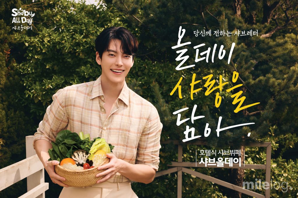 신선한 채소와 육수가 준비된 샤브올데이의 매장 내부와 음식 차림.